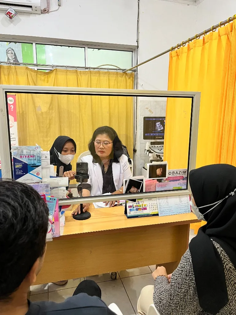 dr. Riyani melayani pasien dengan penuh dedikasi